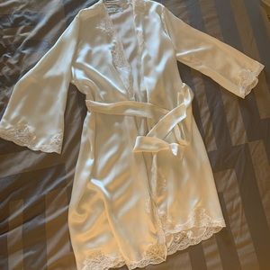 Sabbia Rosa white silk robe with lace details